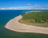 Piękna plaża i las na Helu, idealne miejsce, by zobaczyć morze i poczuć nadmorski klimat.