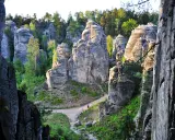 Skalny labirynt w Czechach, idealny na weekendowy wypad. Wąskie ścieżki wśród potężnych formacji skalnych i bujnej zieleni.
