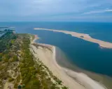 Piaszczysta mierzeja z zielenią i błękitną wodą – jedno z najpiękniejszych miejsc nad polskim morzem.