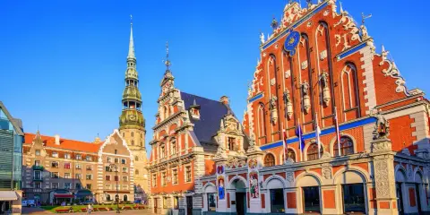 Rynek w Rydze, łotewski port nad Bałtykiem, z Domem Bractwa Czarnogłowych i wieżą kościoła św. Piotra.