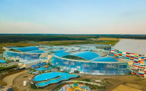 Największy aquapark w Polsce z błękitnymi, szklanymi dachami i kolorowym budynkiem. Woda i zabawa czekają!
