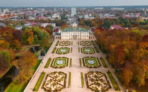 Pałac Branickich w Białymstoku, idealny na city break Polska, otoczony jesiennym parkiem.