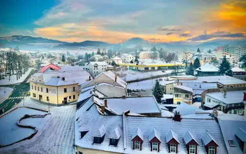 Zimowy krajobraz miasta w Czechach, blisko granicy. Warto zobaczyć takie urokliwe miasteczka, gdzie śnieg pokrywa dachy i ulice.