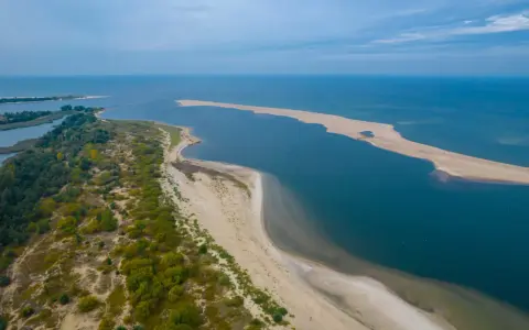 Piaszczysta mierzeja z zielenią i błękitną wodą – jedno z najpiękniejszych miejsc nad polskim morzem.