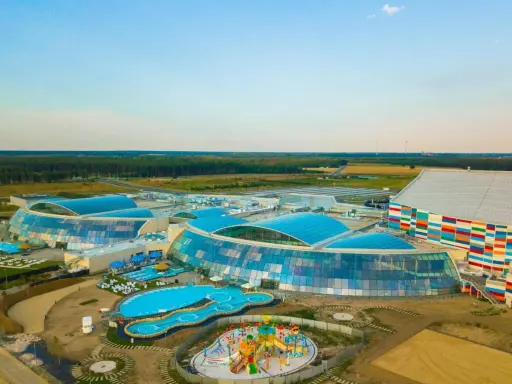 Największy aquapark w Polsce z błękitnymi, szklanymi dachami i kolorowym budynkiem. Woda i zabawa czekają!