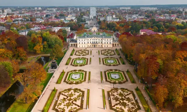 Pałac Branickich w Białymstoku, idealny na city break Polska, otoczony jesiennym parkiem.