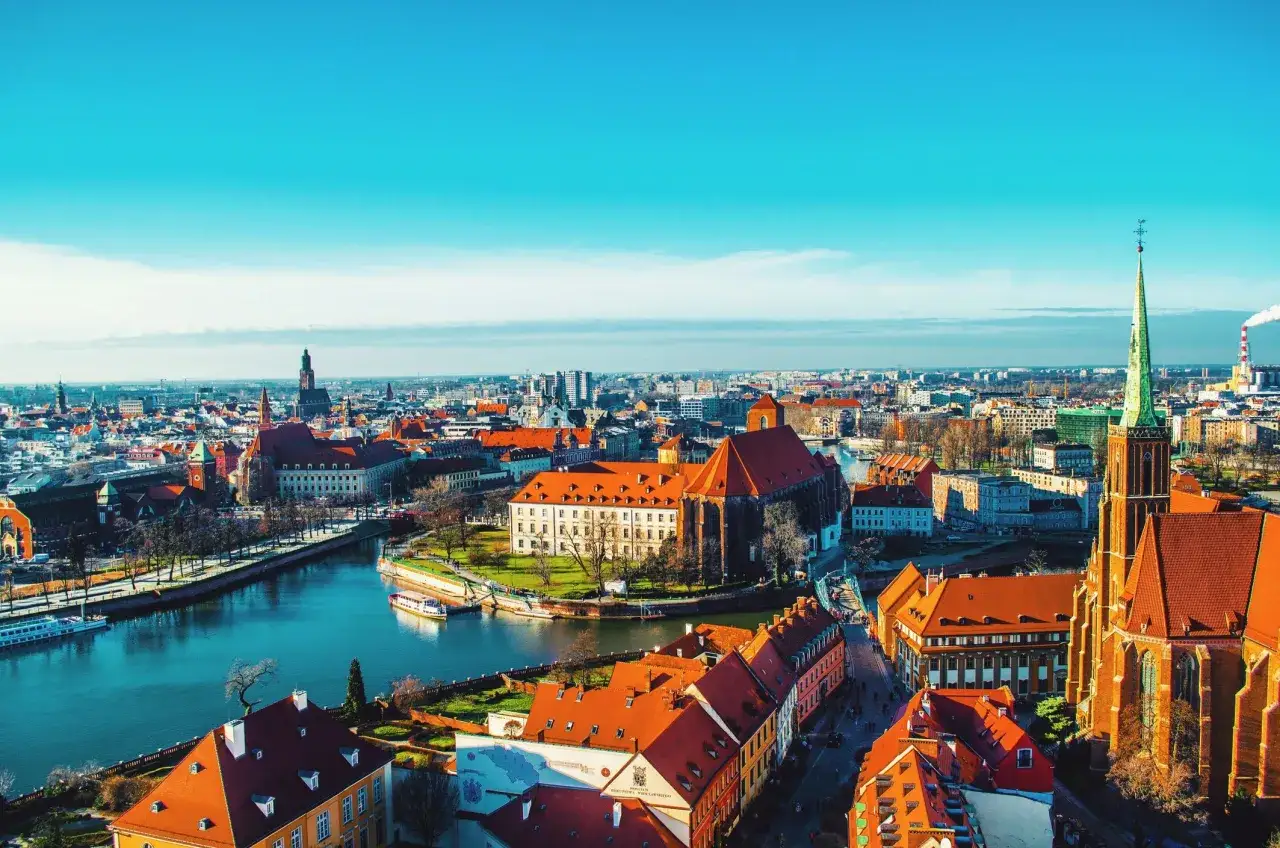 Wrocławskie Stare Miasto, z jego rzeką i zabytkowymi budowlami, to jeden z najpiękniejszych miast w Polsce.