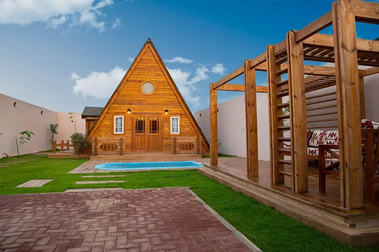 Uroczy, drewniany tiny house w Polsce z basenem i altaną. Idealne miejsce na wypoczynek.