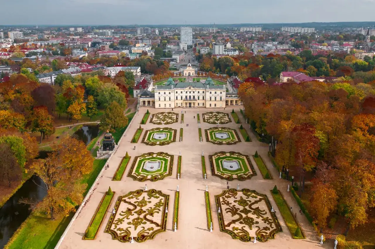 Pałac Branickich w Białymstoku, idealny na city break Polska, otoczony jesiennym parkiem i geometrycznymi ogrodami.