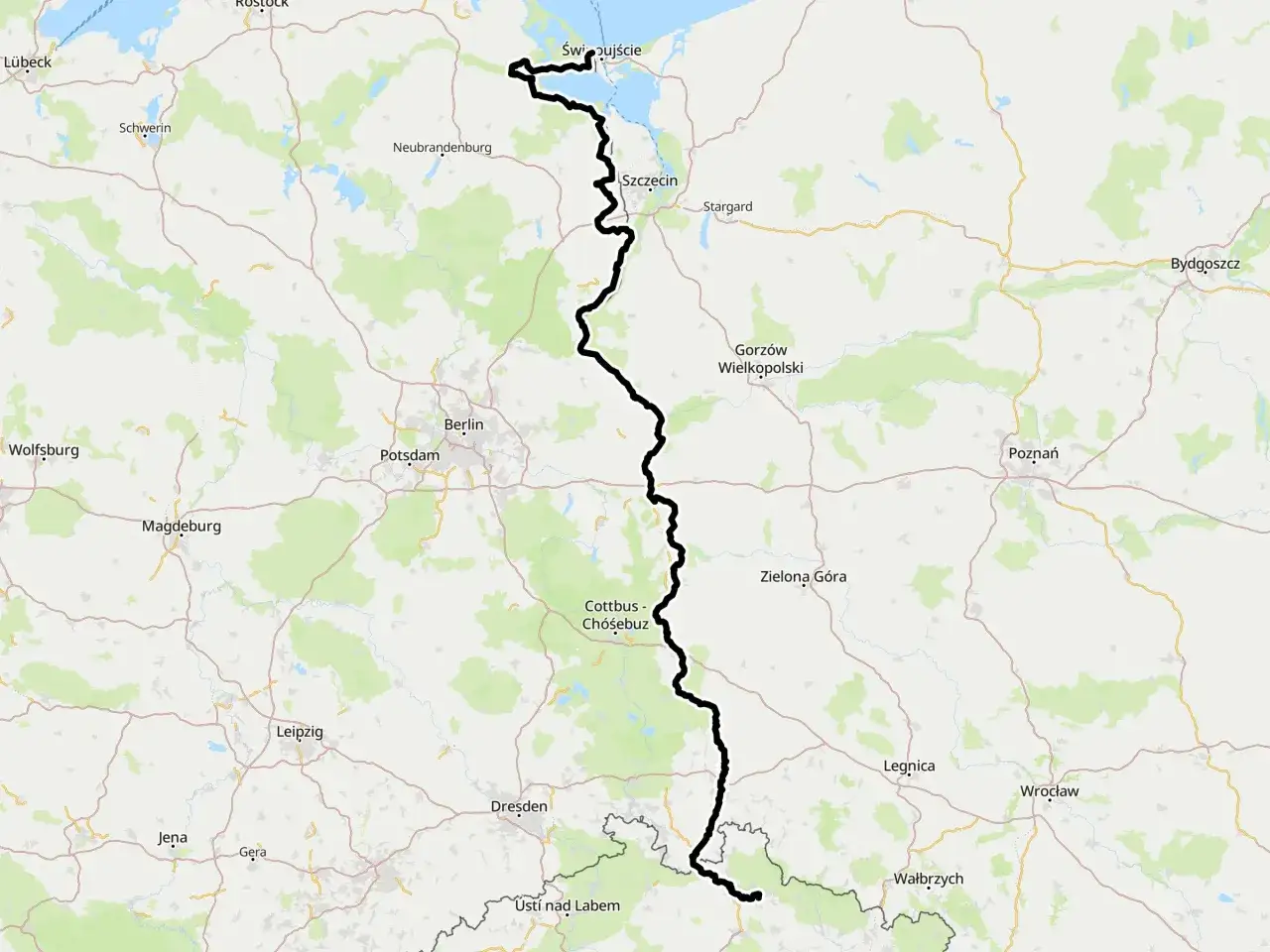 Mapa z zaznaczonym szlakiem rowerowym Odra-Nysa, biegnącym od Świnoujścia przez Szczecin, Gorz&oacute;w Wlkp., aż po okolice Wałbrzycha.