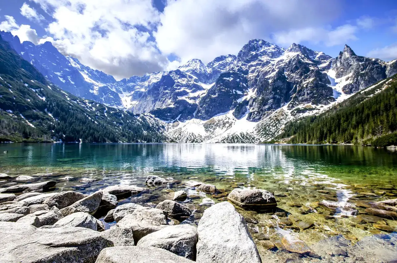 Jezioro Morskie Oko, jedno z 10 najpiękniejszych miejsc w g&oacute;rach, otoczone skalistymi szczytami Tatr.
