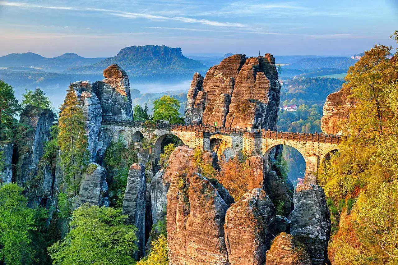 Kamienny most Bastei w Saksonii, Niemcy. Jedno z najpiękniejszych, ciekawych miejsc w Niemczech, w otoczeniu skalnych formacji i lasów.