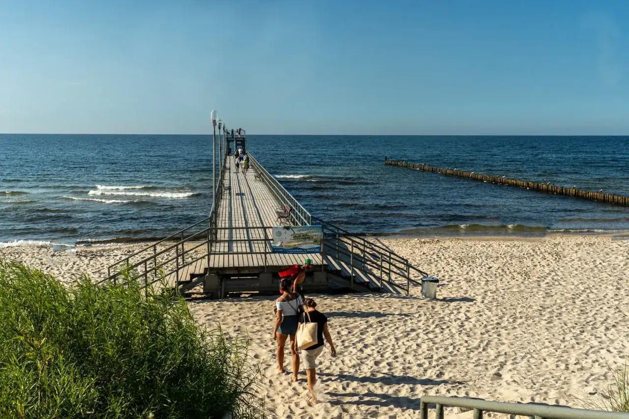 Spacerem po molo, podziwiając morze i plażę. Sianożęty oferuje piękne widoki i relaks.