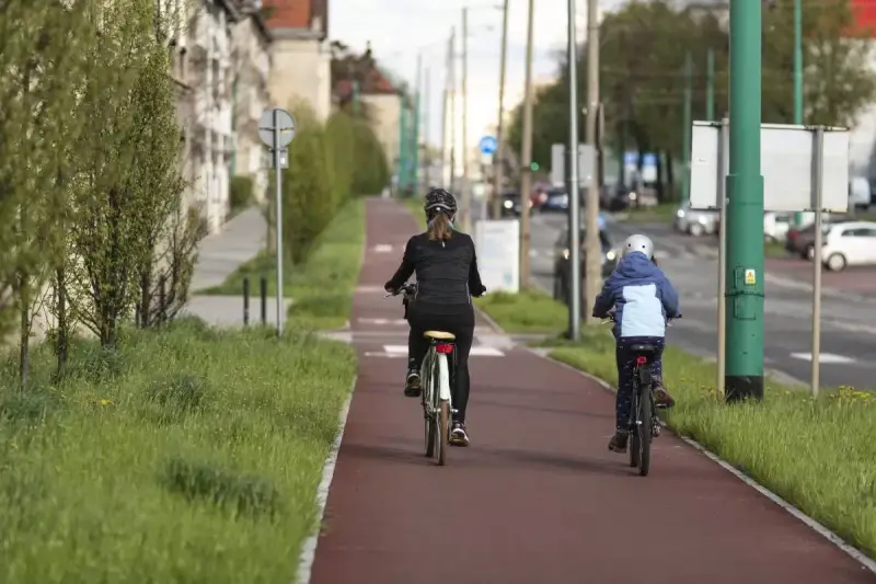 Dwie osoby na rowerach jadą nowymi trasami rowerowymi w Tychach.